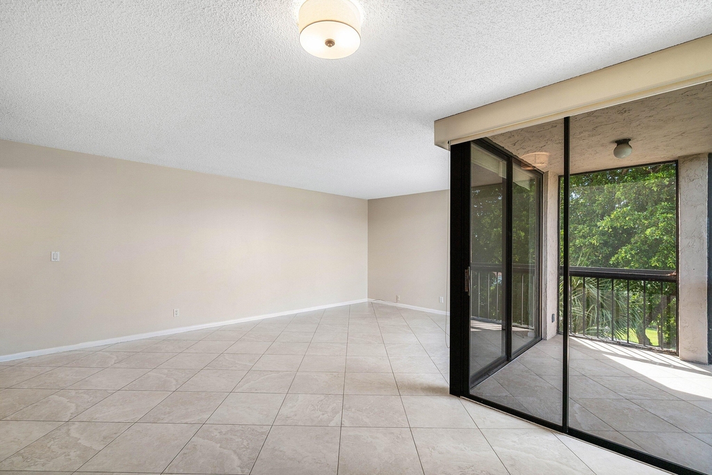 2455 Lindell Boulevard - Photo 4