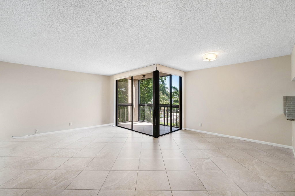 2455 Lindell Boulevard - Photo 2