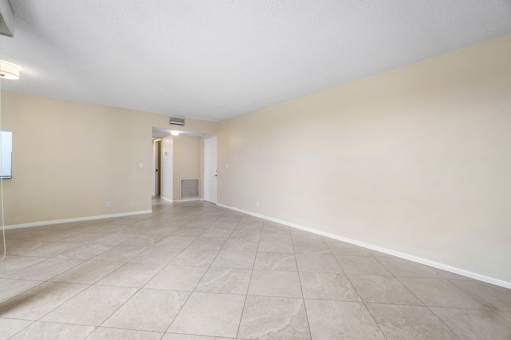 2455 Lindell Boulevard - Photo 8