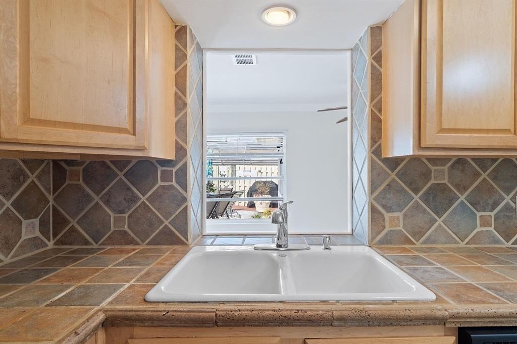 2317 Ne 33rd - Photo 4