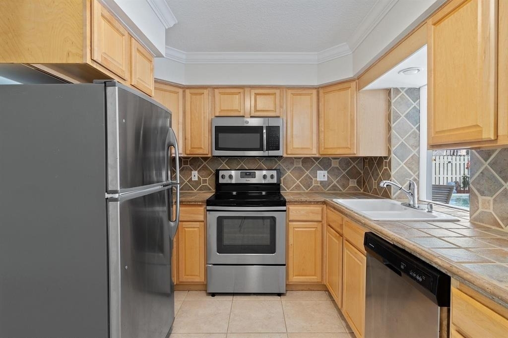 2317 Ne 33rd - Photo 1
