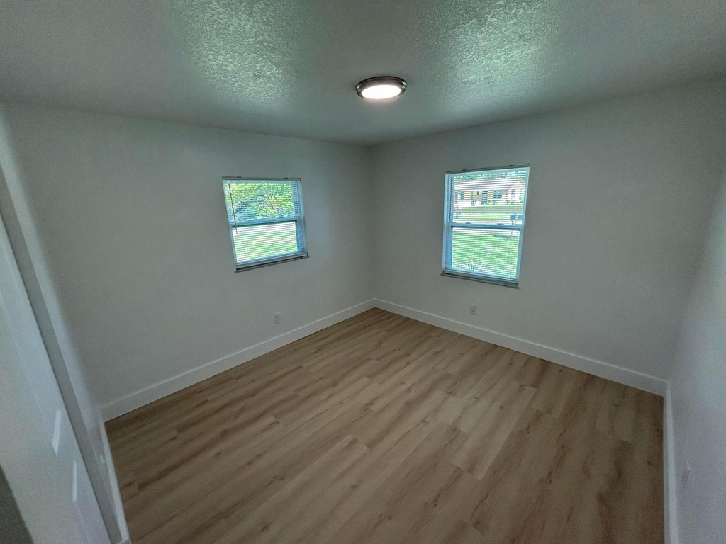 2147 Sibley Avenue - Photo 5
