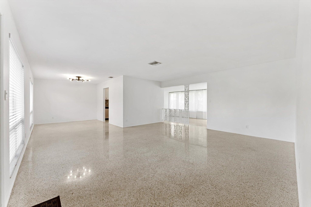 1341 Se 4th Court - Photo 2