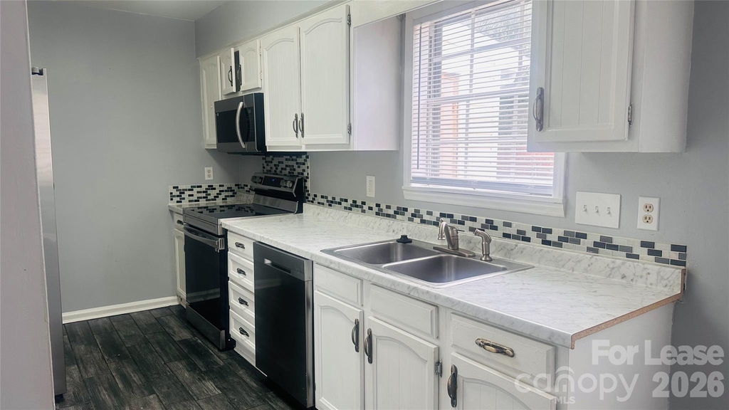 11008 Hunter Trail Lane - Photo 2