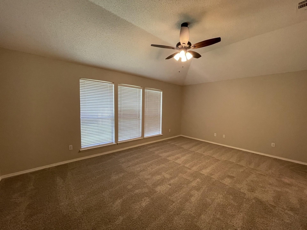 1405 High Crest Drive - Photo 5