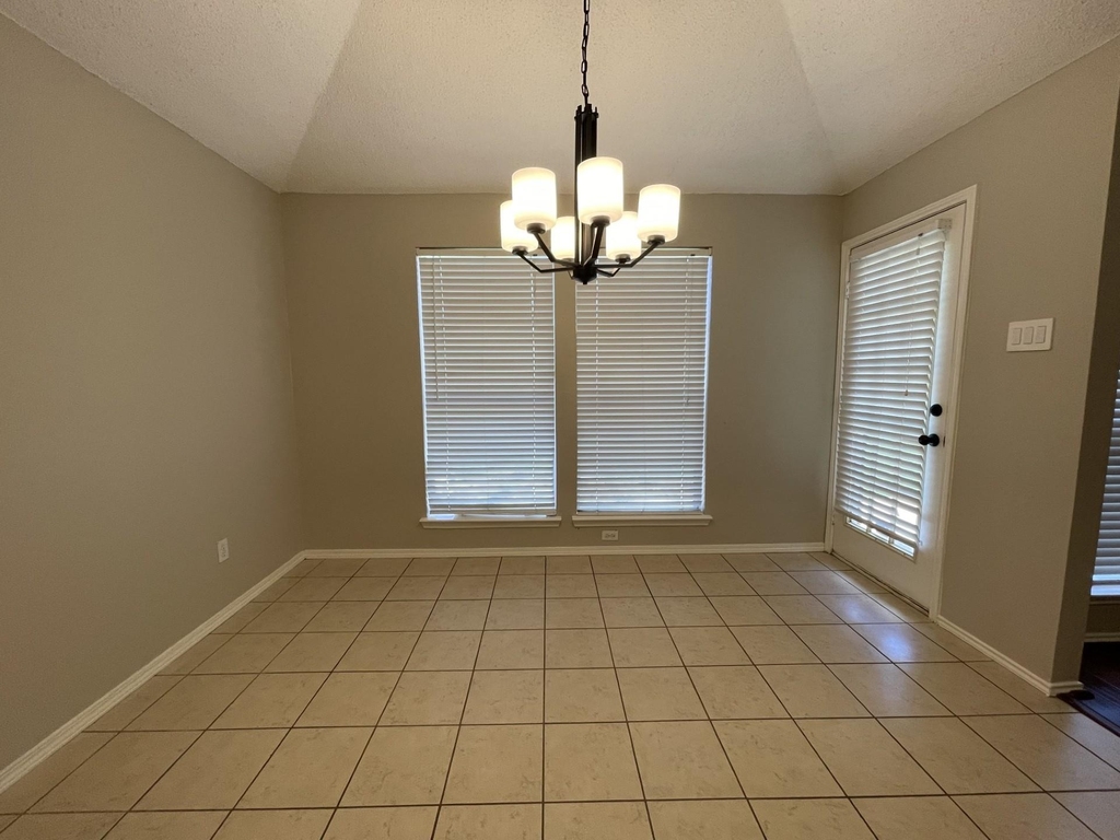 1405 High Crest Drive - Photo 4