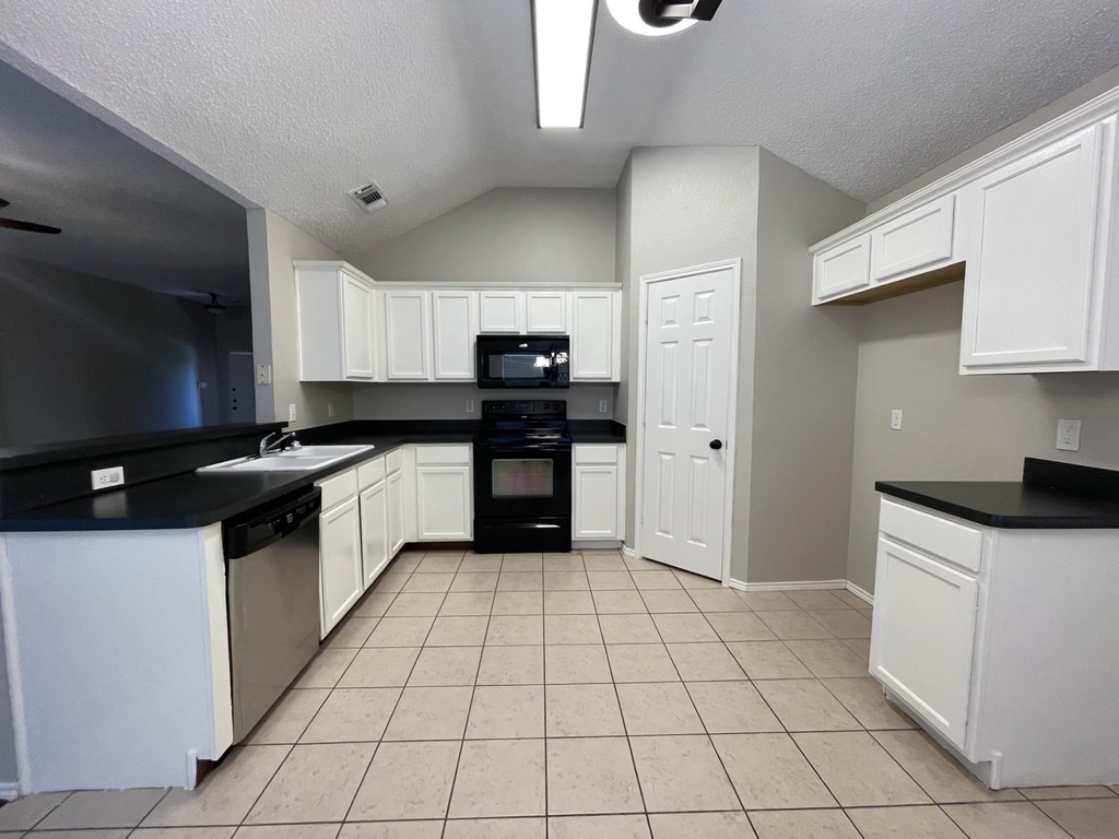 1405 High Crest Drive - Photo 3