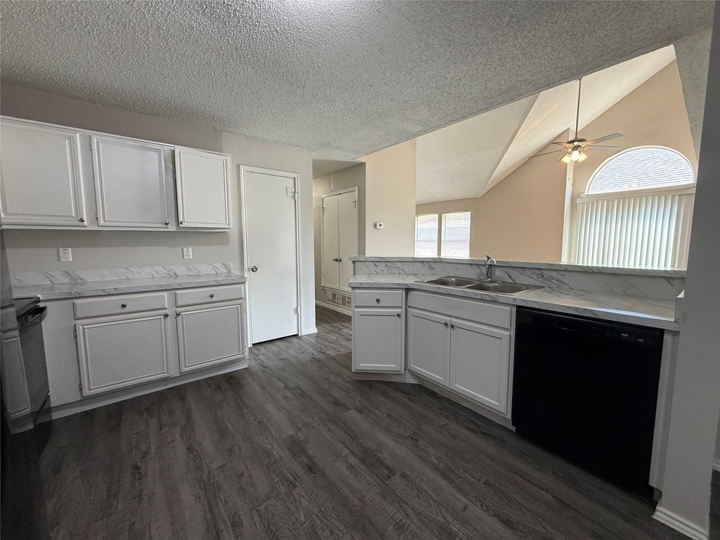 4307 Scarsdale Lane - Photo 10