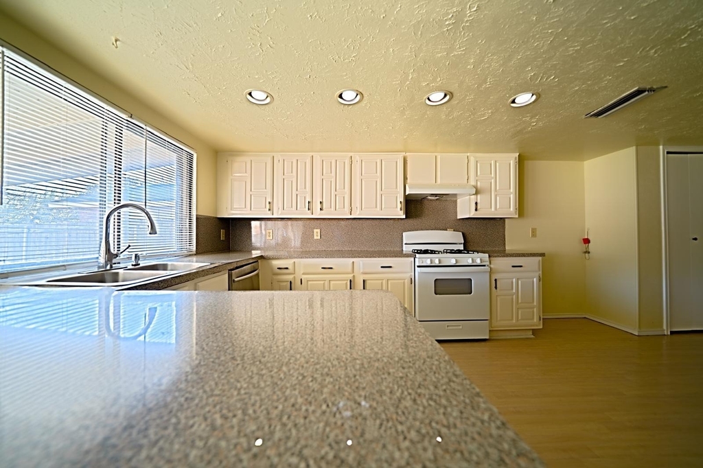 6218 Fallbrook Drive - Photo 9