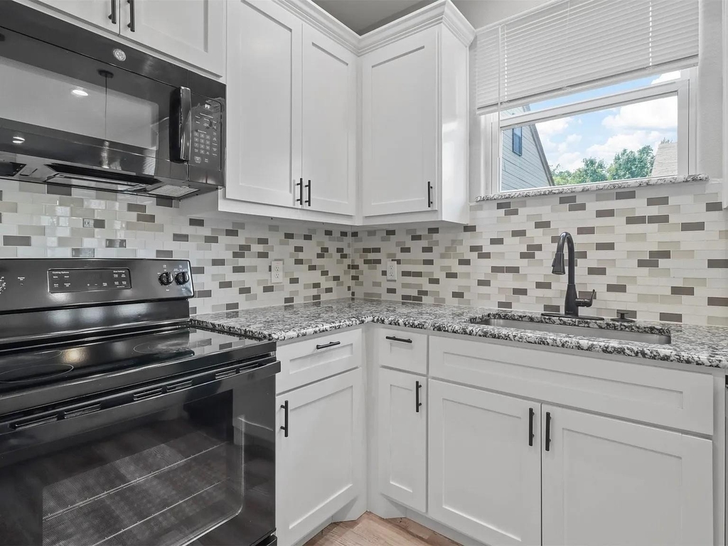 1104 W Elm Street - Photo 4