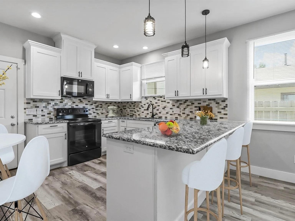1104 W Elm Street - Photo 3