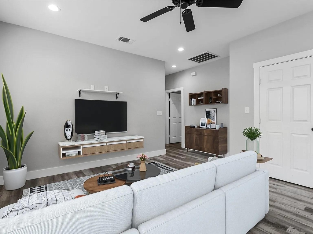 1104 W Elm Street - Photo 9