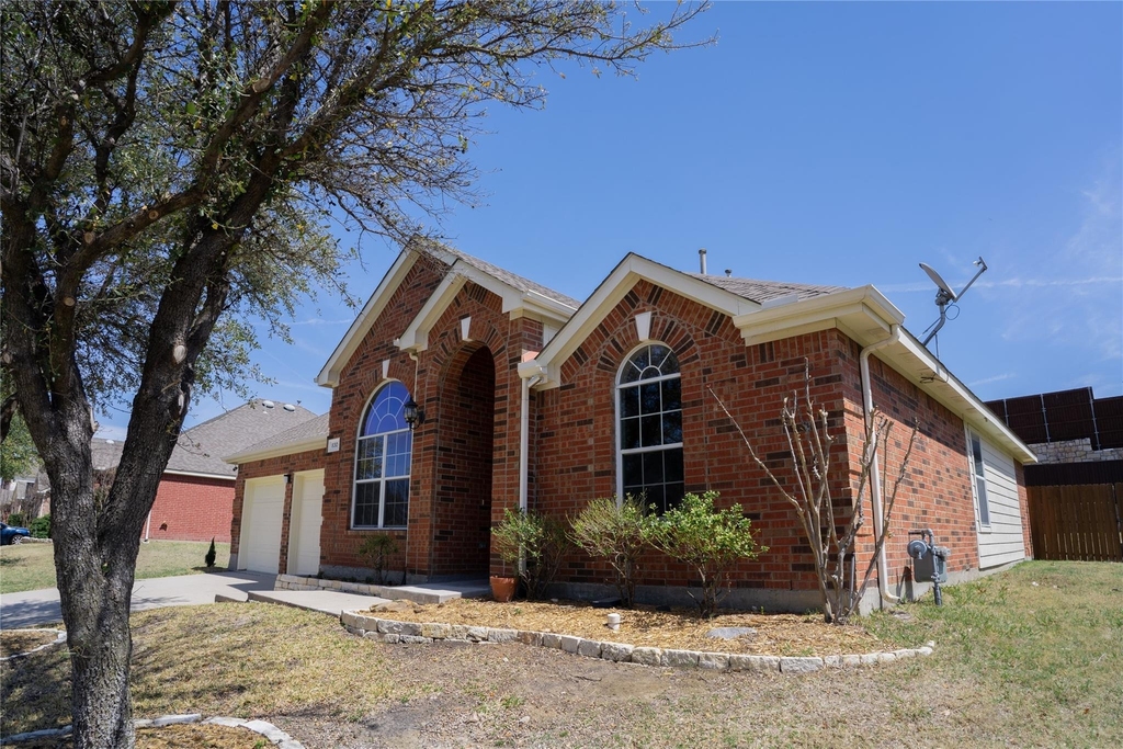 830 Brittany Way - Photo 0