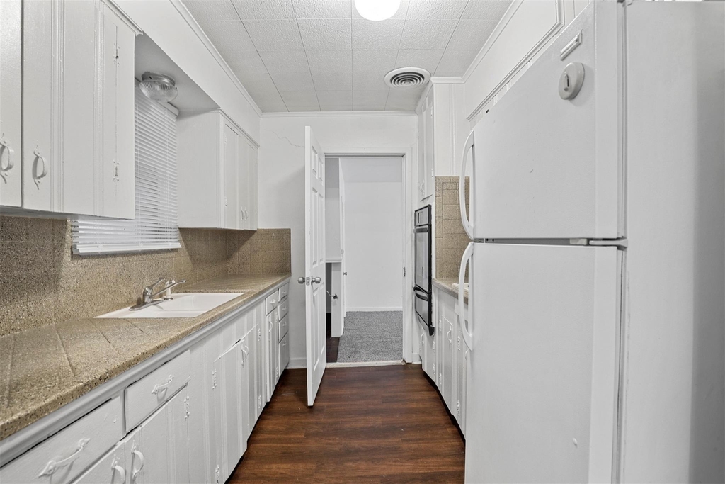 711 N Carroll Boulevard - Photo 3