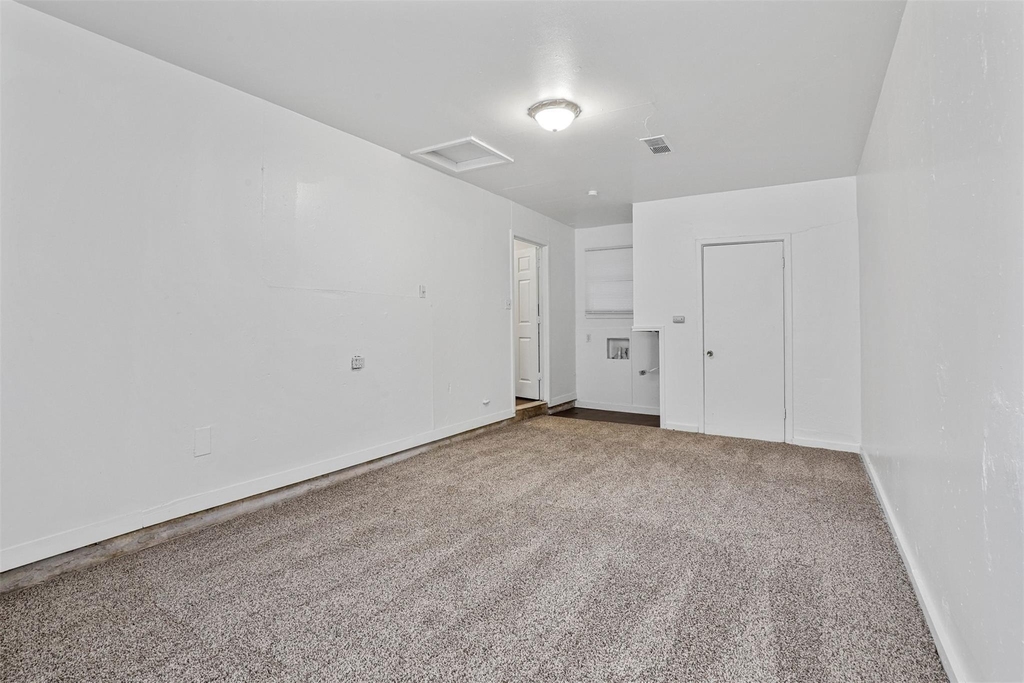 711 N Carroll Boulevard - Photo 9