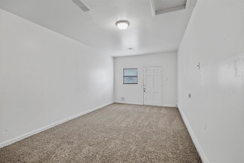 711 N Carroll Boulevard - Photo 8