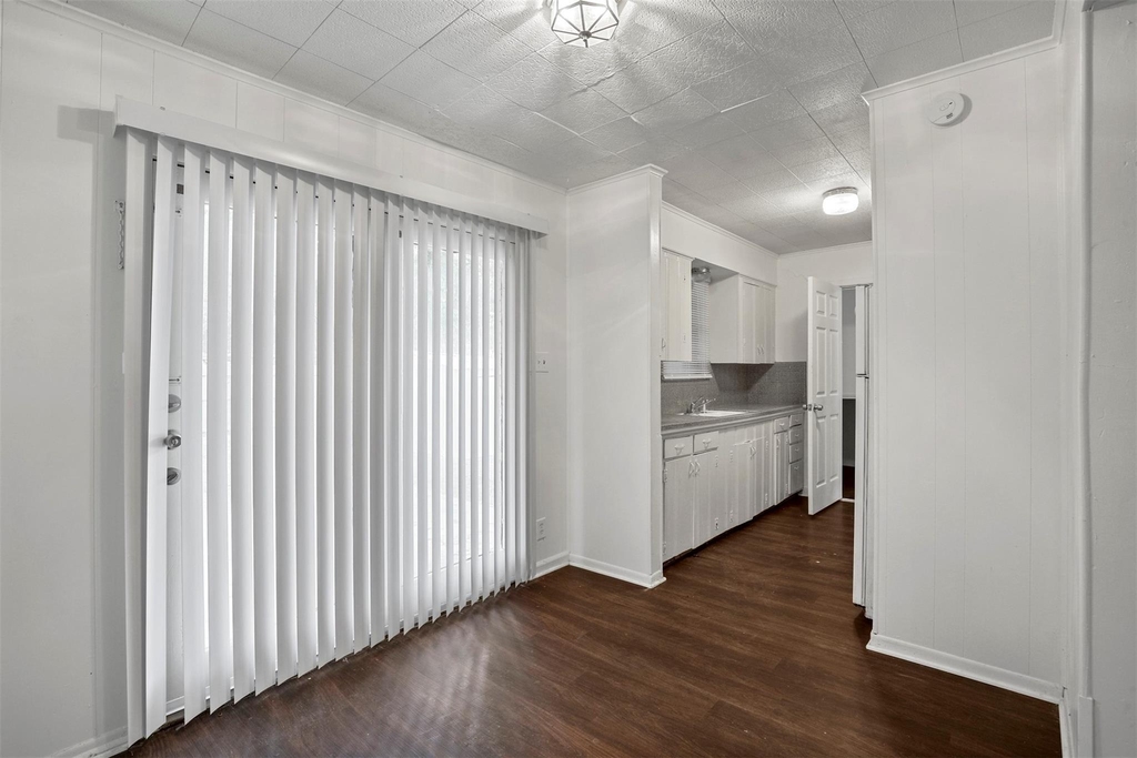 711 N Carroll Boulevard - Photo 2