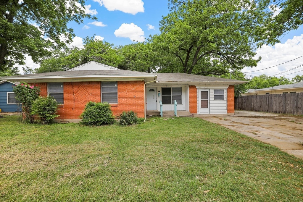 711 N Carroll Boulevard - Photo 0