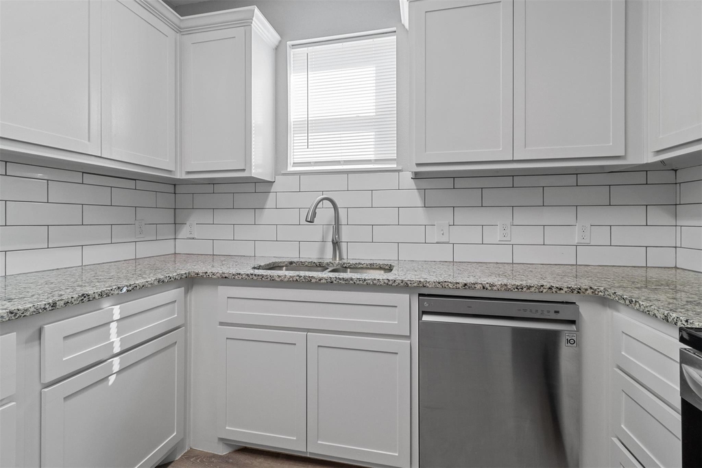 525-527 E Ball Street - Photo 1
