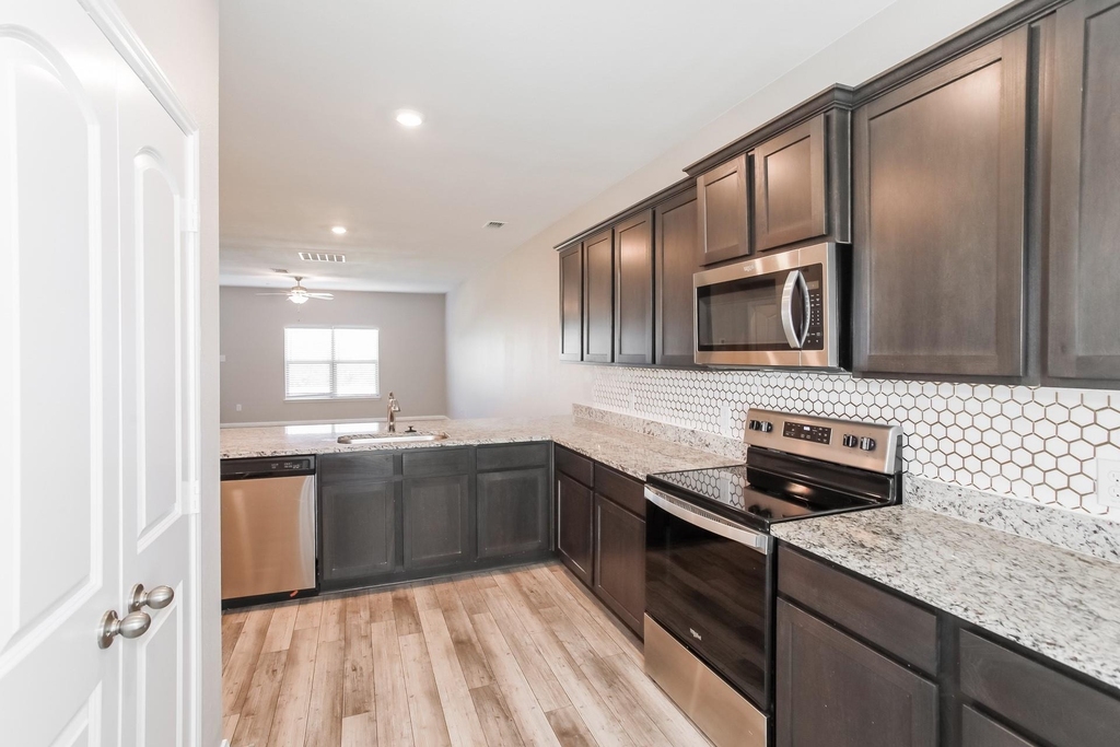 112 Barbwire Way - Photo 3
