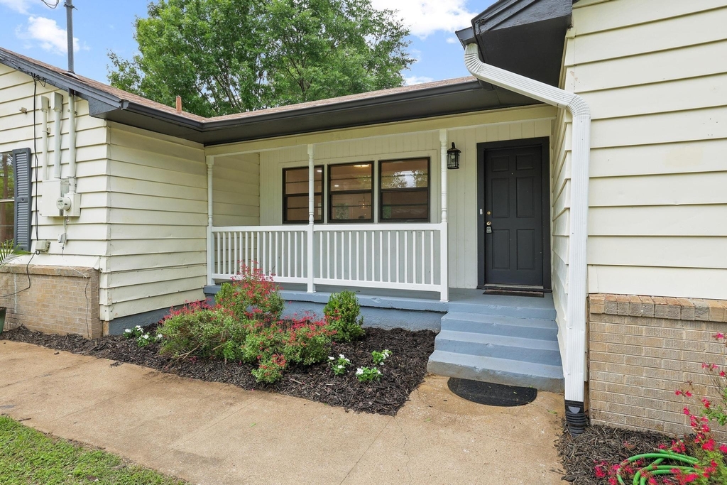 2401 Sunset Street - Photo 3