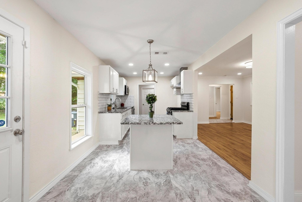 2401 Sunset Street - Photo 10