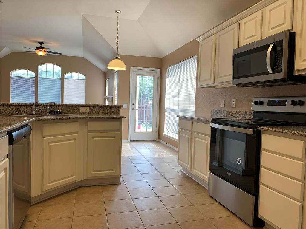 6705 Misty Hollow Drive - Photo 8