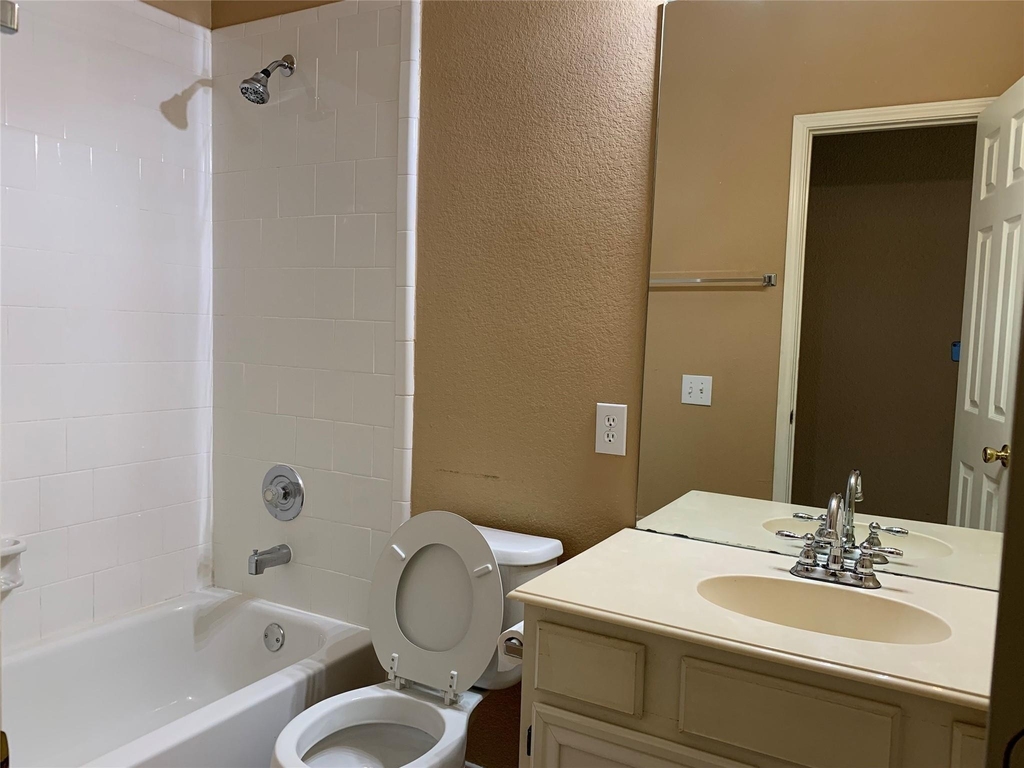 6705 Misty Hollow Drive - Photo 17