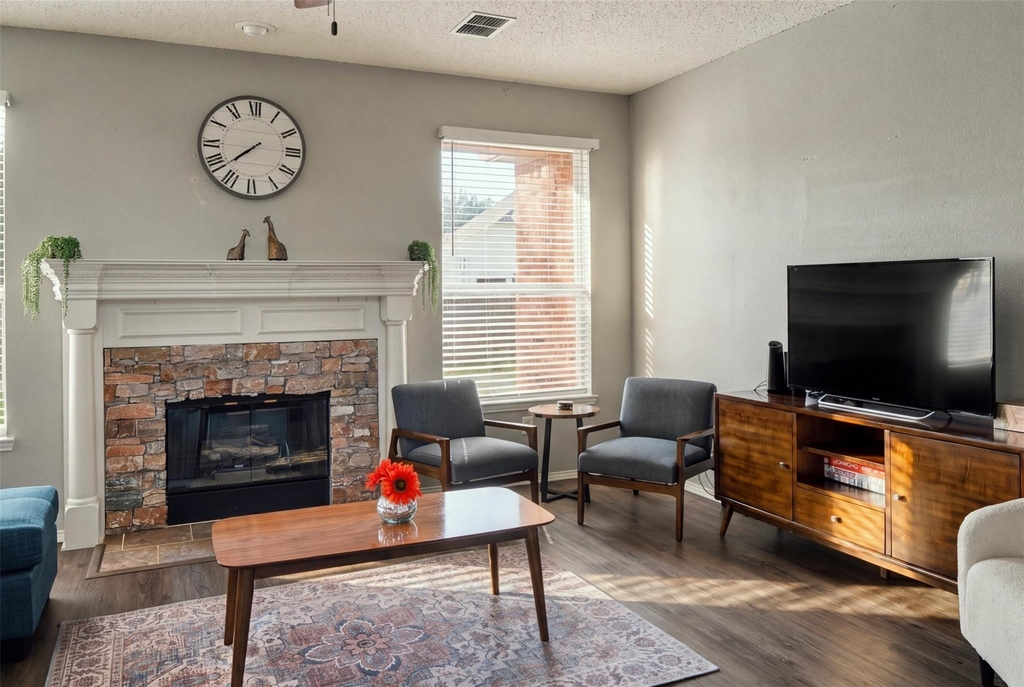 1424 Sunswept Terrace - Photo 4