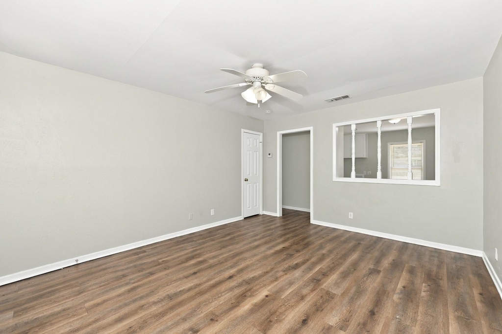 549 Lorna Street - Photo 3