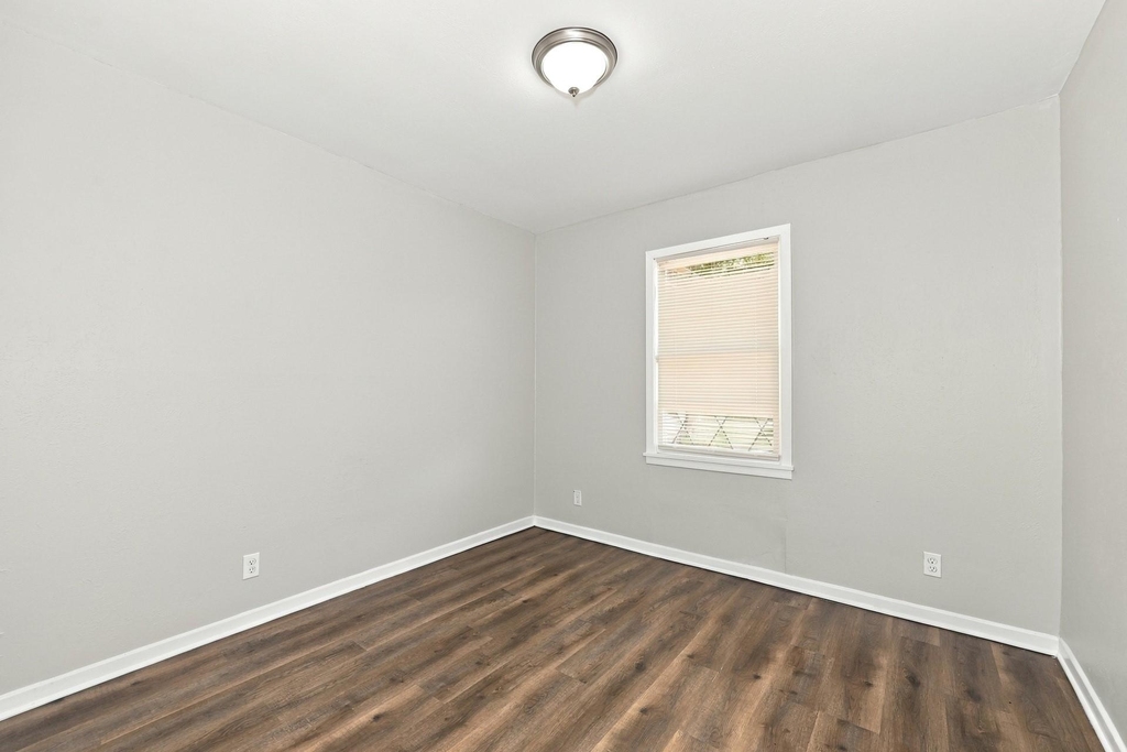 549 Lorna Street - Photo 10