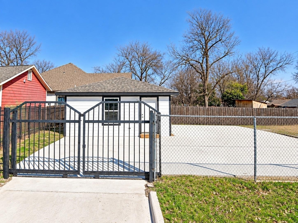 2102 E Overton Road - Photo 0