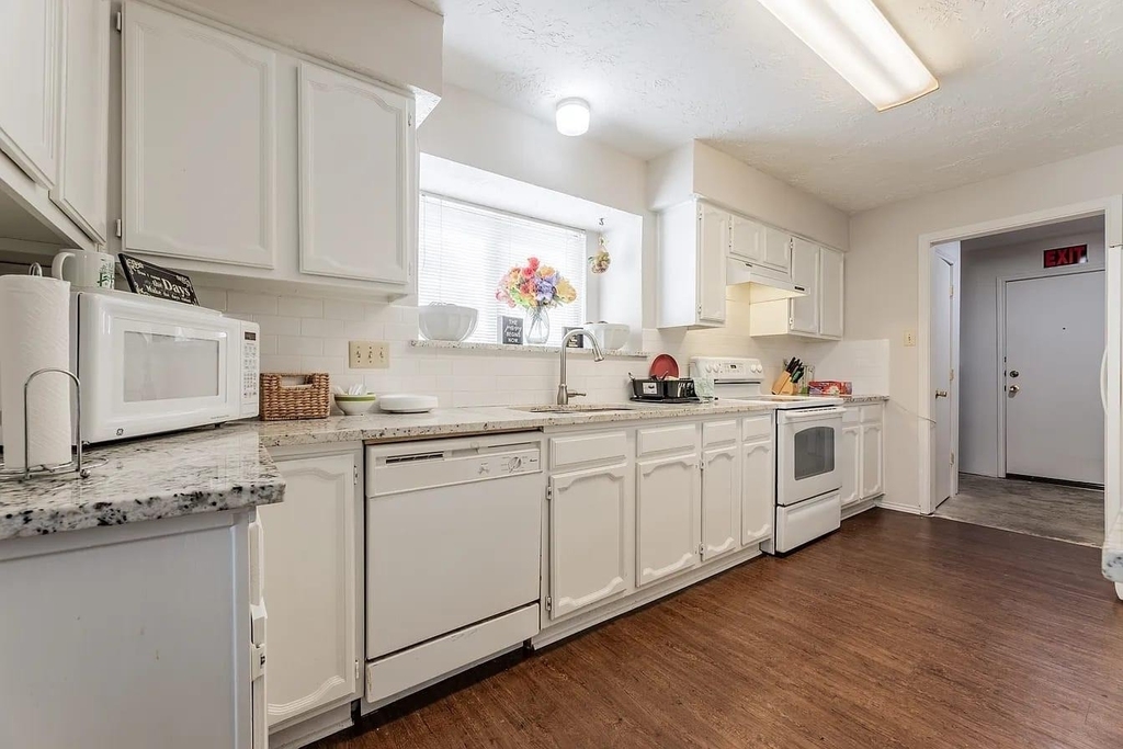 1328 Colmar Drive - Photo 7