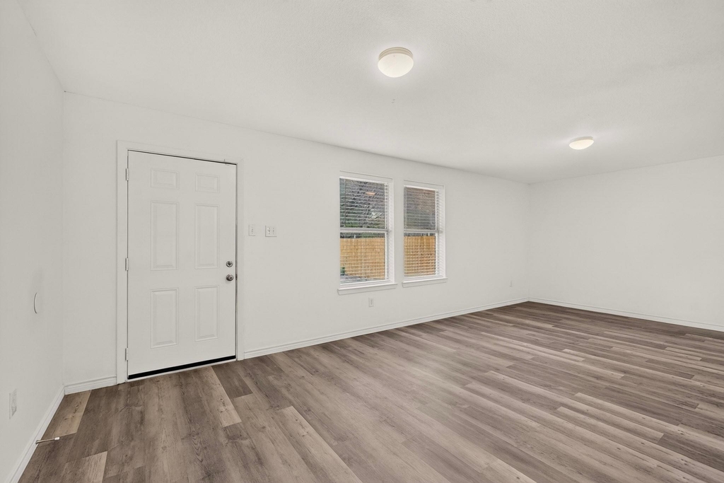 1512 Rowan Avenue - Photo 2