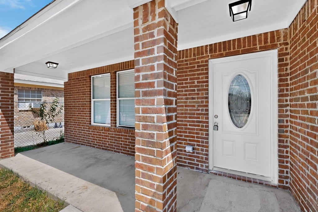 1512 Rowan Avenue - Photo 1