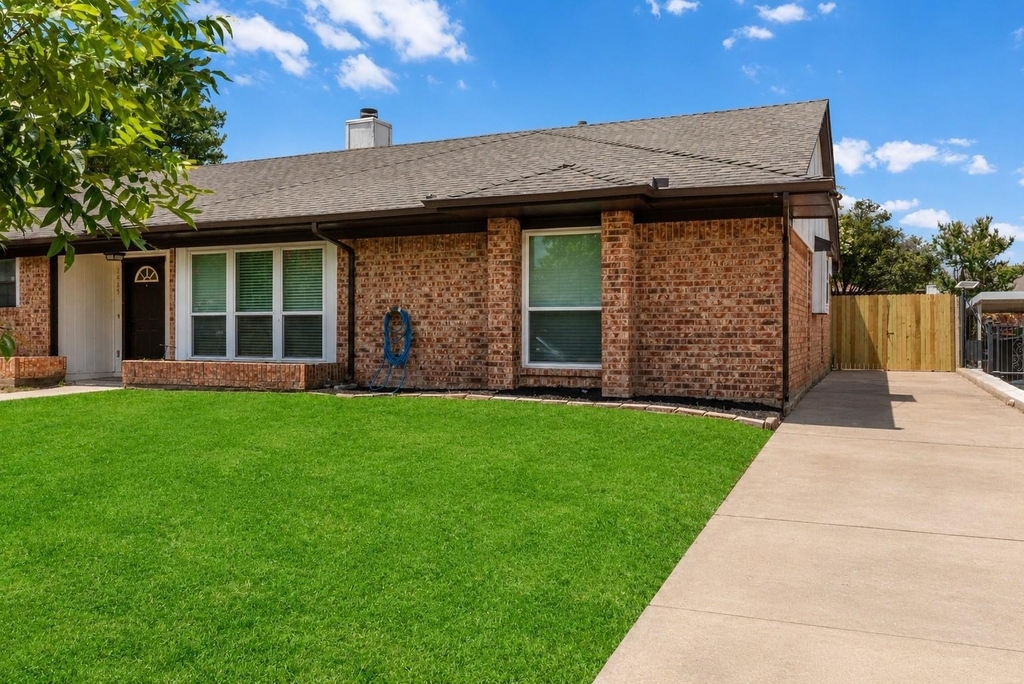 2429 Chestnut Way - Photo 0