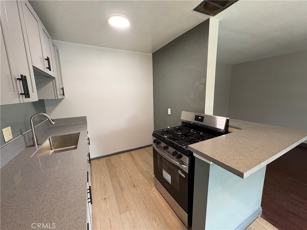300 N Mountain View Place - Photo 4