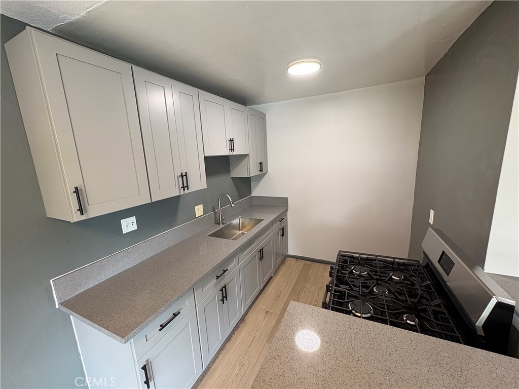 300 N Mountain View Place - Photo 5