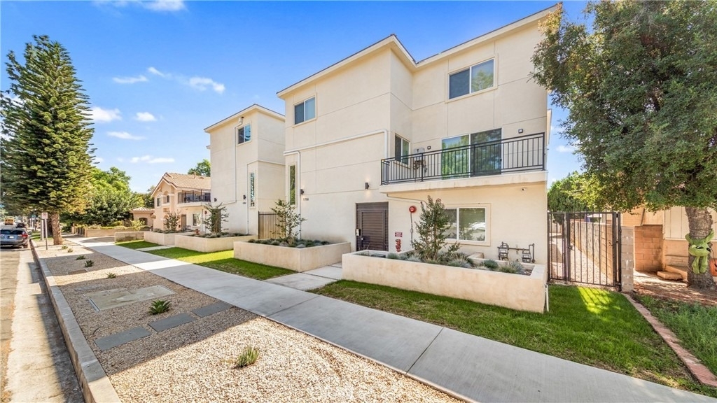 17158 Chatsworth Street - Photo 3