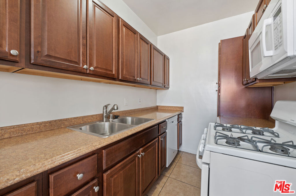 5320 W Olympic Boulevard - Photo 6