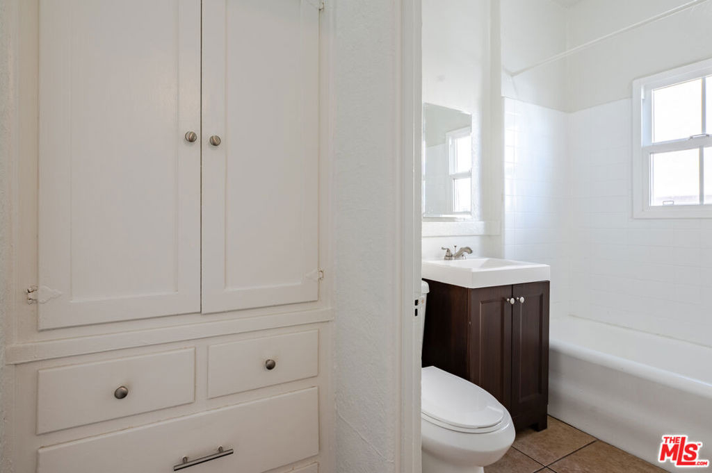 5320 W Olympic Boulevard - Photo 9