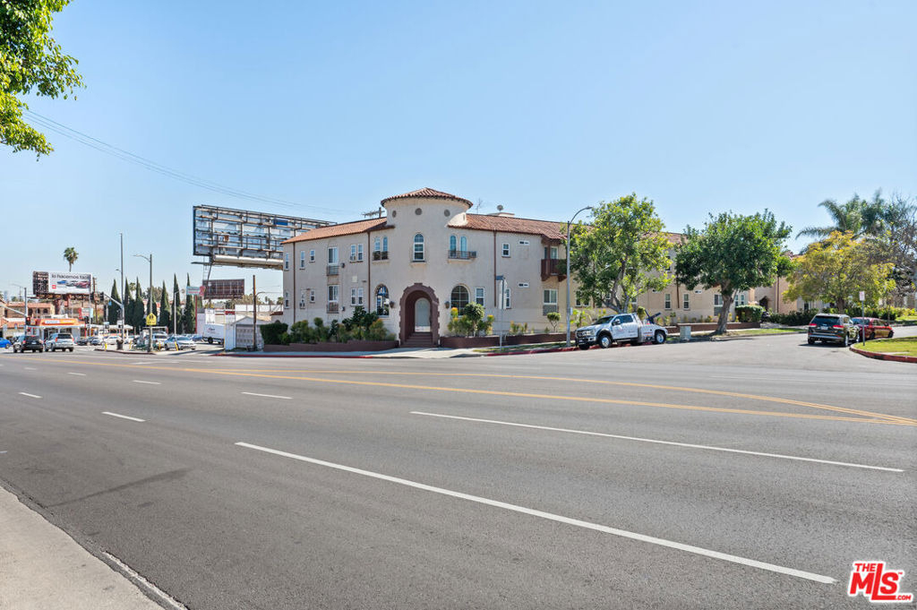 5320 W Olympic Boulevard - Photo 0