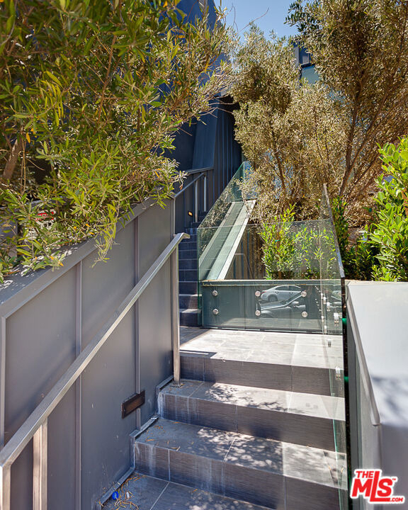 209 Hollister Avenue - Photo 2