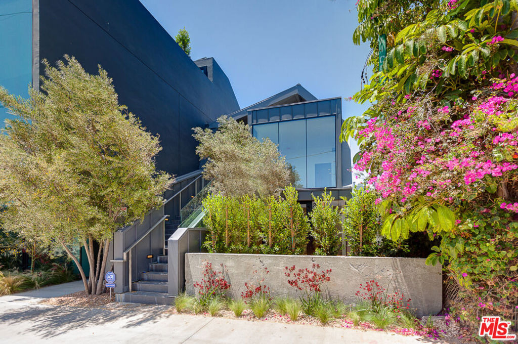 209 Hollister Avenue - Photo 0
