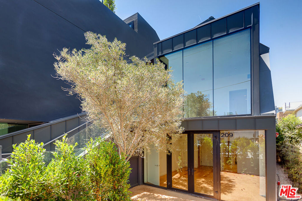 209 Hollister Avenue - Photo 1