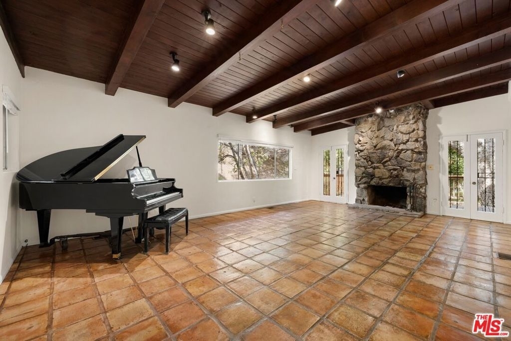 2370 Nichols Canyon Road - Photo 2