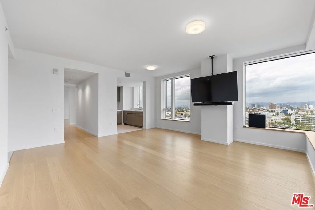 889 Francisco Street - Photo 3
