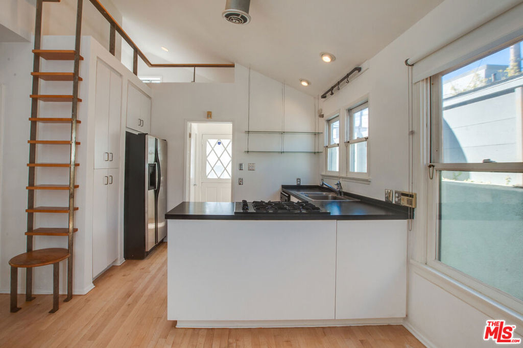1548 Cabrillo Avenue - Photo 8