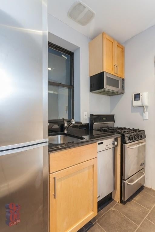 40 Avenue B - Photo 0