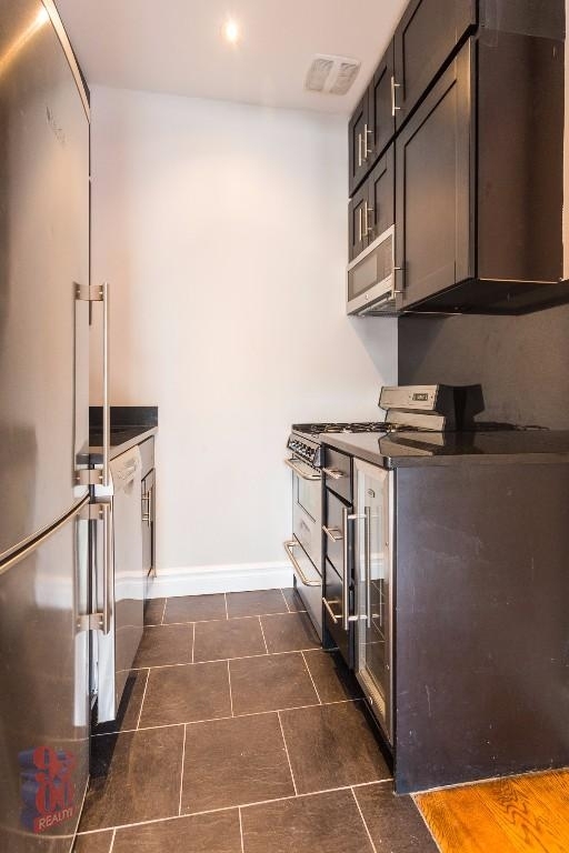 560 Hudson Street - Photo 0